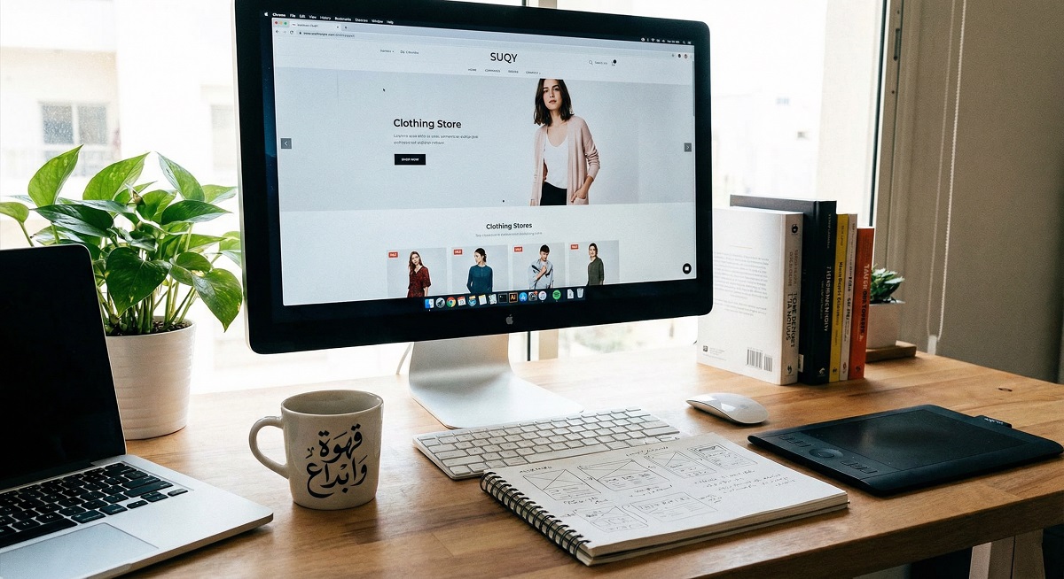SEO in GCC's Web designer workspace showing e-commerce website design process for Qatar market